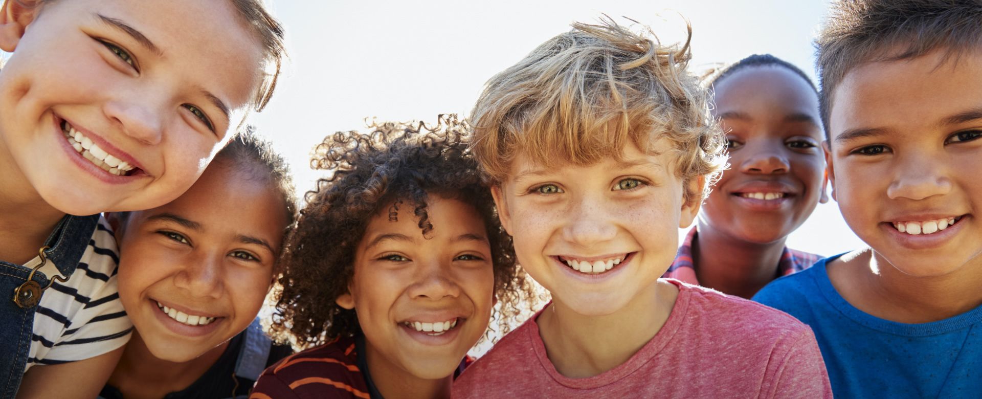 Portraits enfants souriants à l'école bilingue