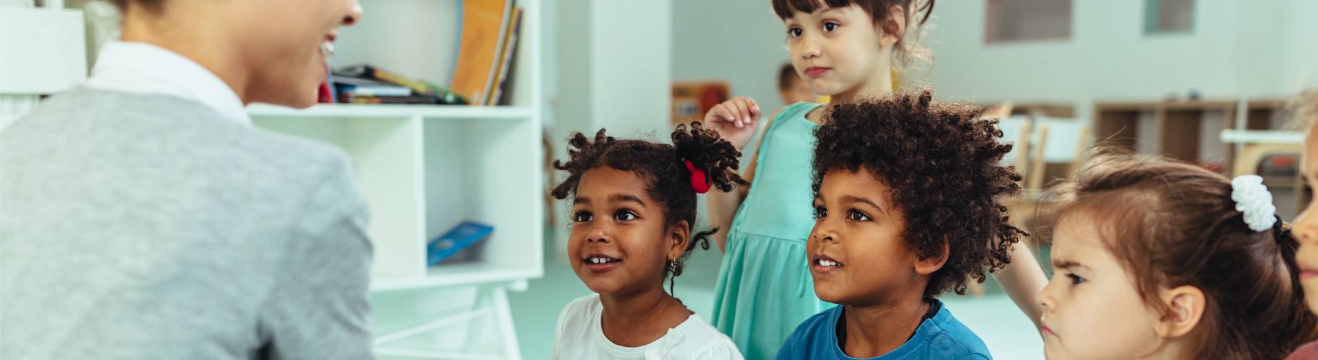 Enfants en classe de maternelle bilingue