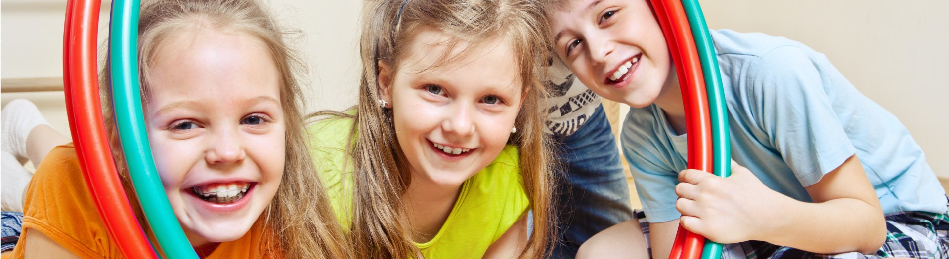 Enfants souriant en cours de cirque