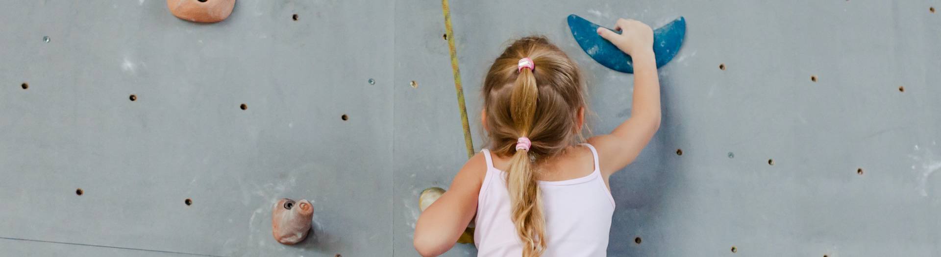Jeune fille sur un mur d'escalade