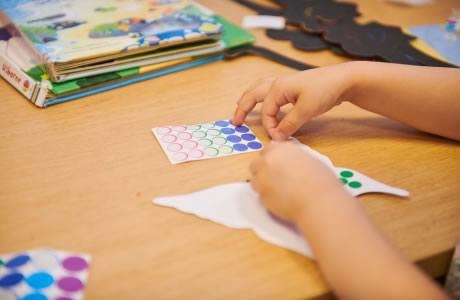 Quelles sont les activités que les enfants réalisent en petite section Montessori ?