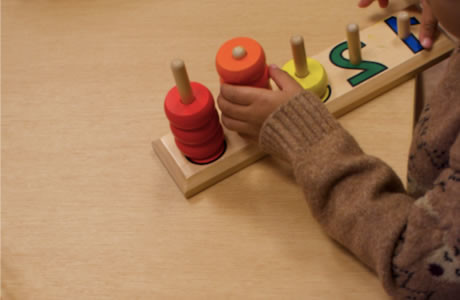 Quels sont les avantages d'inscrire son enfant en petite section Montessori ?
